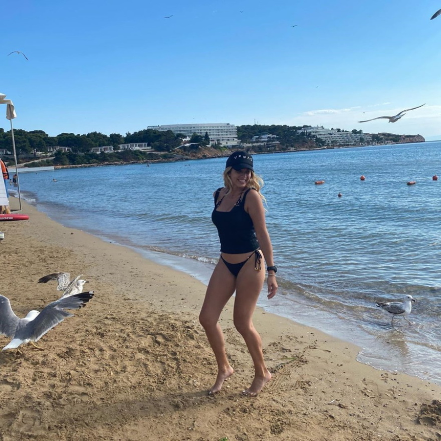 Η Κωνσταντίνα Σπυροπούλου έβαλε το μαγιό της και απόλαυσε παιχνίδια στη θαλάσσα 