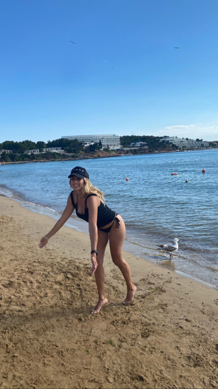 Η Κωνσταντίνα Σπυροπούλου έβαλε το μαγιό της και απόλαυσε παιχνίδια στη θαλάσσα 