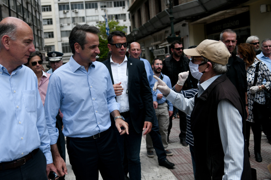 Σε καταστήματα στον Πειραιά ο Κυριάκος Μητσοτάκης