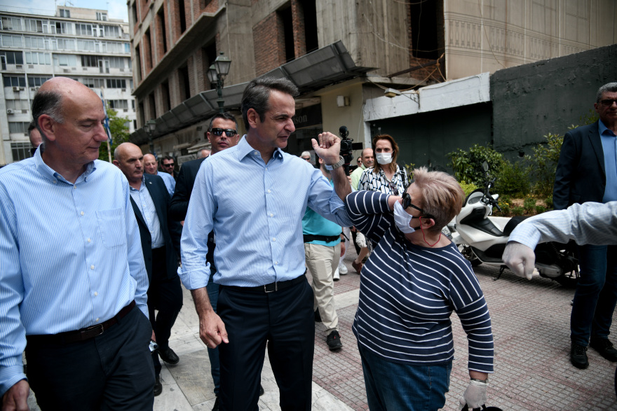 Σε καταστήματα στον Πειραιά ο Κυριάκος Μητσοτάκης