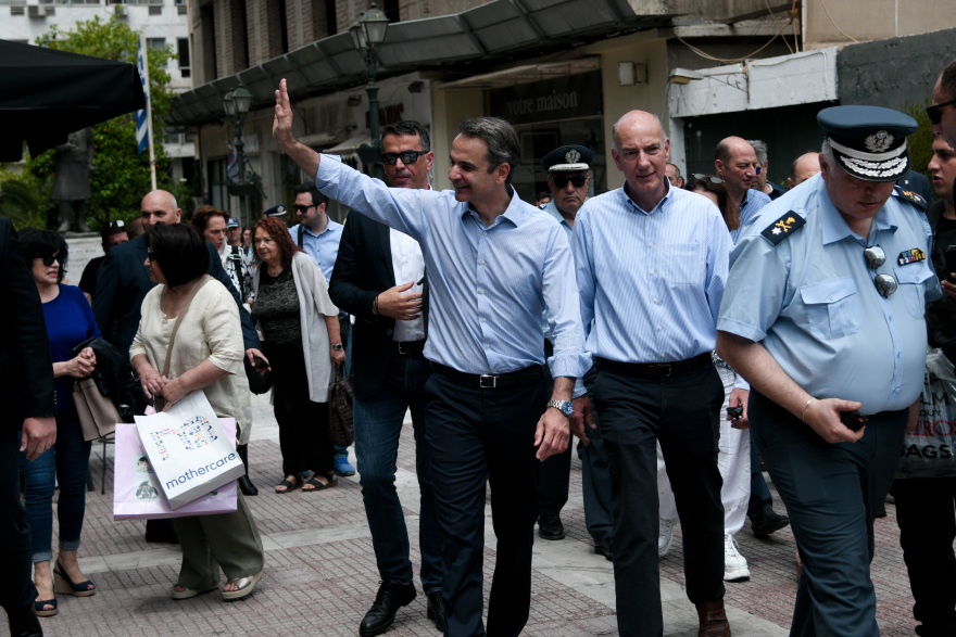 Σε καταστήματα στον Πειραιά ο Κυριάκος Μητσοτάκης