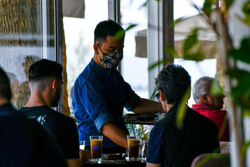 Άρση μέτρων: Με επιφυλακτικότητα και υψηλά επίπεδα συμμόρφωσης «κύλησε» η πρεμιέρα της εστίασης