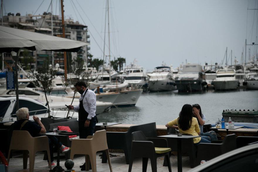 Άρση μέτρων: Με επιφυλακτικότητα και υψηλά επίπεδα συμμόρφωσης «κύλησε» η πρεμιέρα της εστίασης