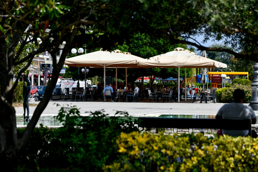 Άρση μέτρων: Με επιφυλακτικότητα και υψηλά επίπεδα συμμόρφωσης «κύλησε» η πρεμιέρα της εστίασης