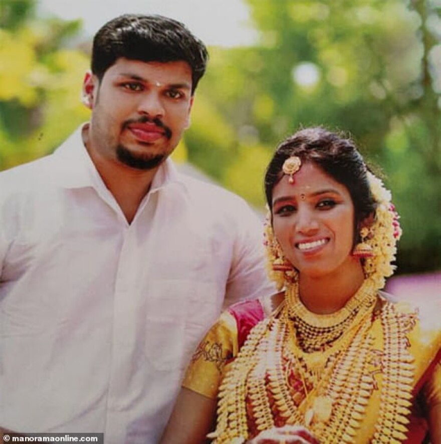 Ινδός δολοφόνησε την σύζυγό του με... κόμπρα