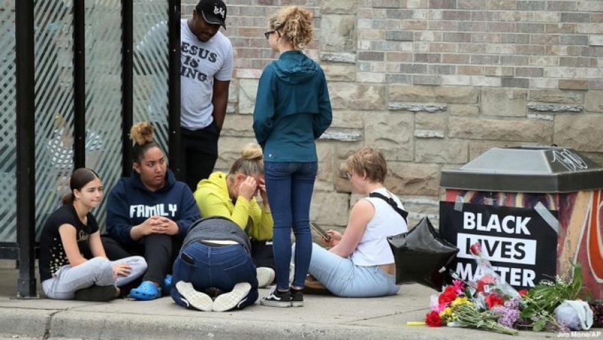 Σκληρές εικόνες: Φρικτός θάνατος Αφροαμερικανού στη Μινεσότα - Κατακραυγή για τους αστυνομικούς