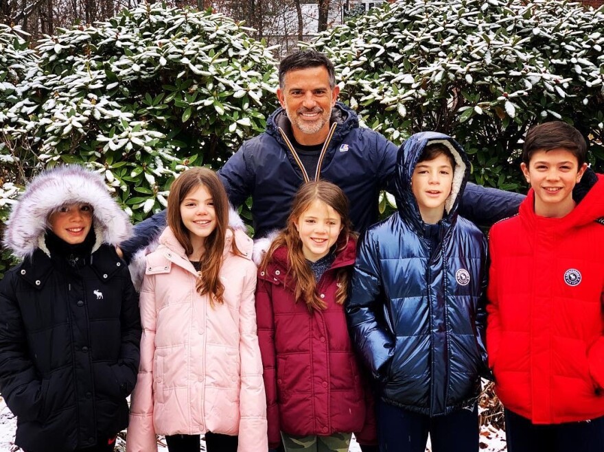 Υπόθεση Ντούλος: Τι αποκαλύπτει η αδερφή του για τη ζωή του επιχειρηματία, την εξαφάνιση της συζύγου του και τα παιδιά 