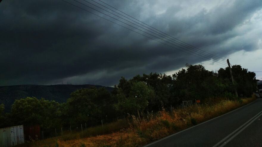 Καιρός: Καταιγίδα «χτυπά» την Αττική - Δείτε φωτογραφίες - Αναλυτικοί χάρτες για όλη τη χώρα