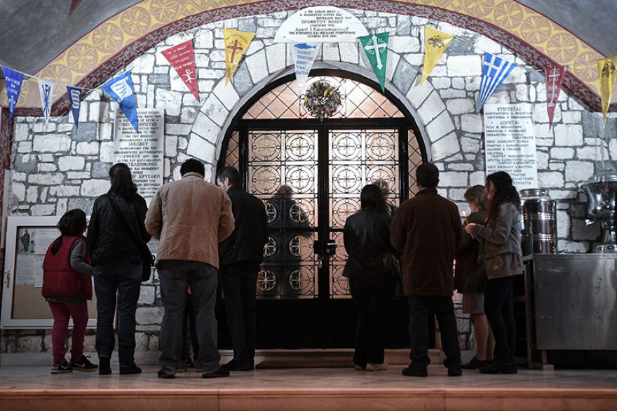 Χριστός Ανέστη στις εκκλησίες έπειτα από 40 ημέρες (βίντεο και φωτό)