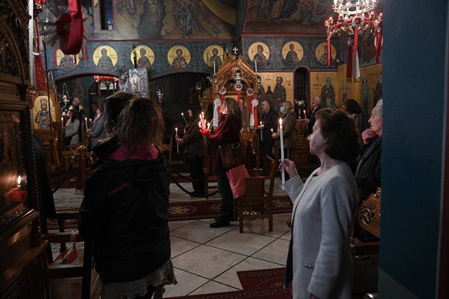 Χριστός Ανέστη στις εκκλησίες έπειτα από 40 ημέρες (βίντεο και φωτό)