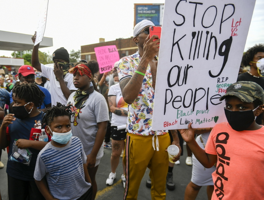 Οργή στις ΗΠΑ για την ακραία αστυνομική βία και το θάνατο του άοπλου Αφρομερικανού
