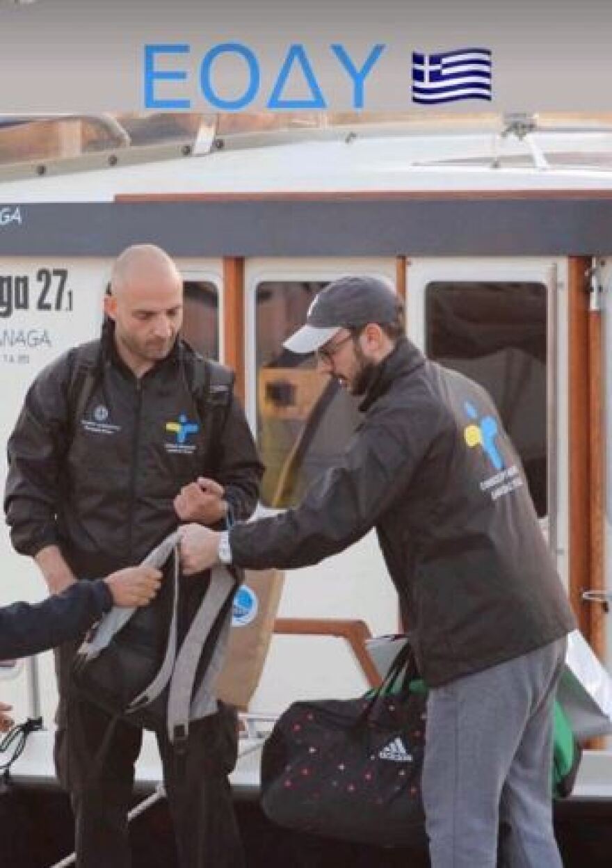 ΕΟΔΥ: Οι πλωτές ομάδες εν δράσει - Αυτοψία του Associated Press στη Σίκινο - Δείτε βίντεο