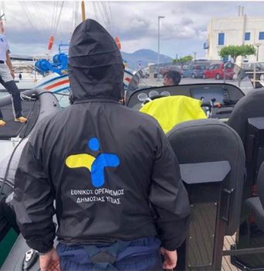 ΕΟΔΥ: Οι πλωτές ομάδες εν δράσει - Αυτοψία του Associated Press στη Σίκινο - Δείτε βίντεο