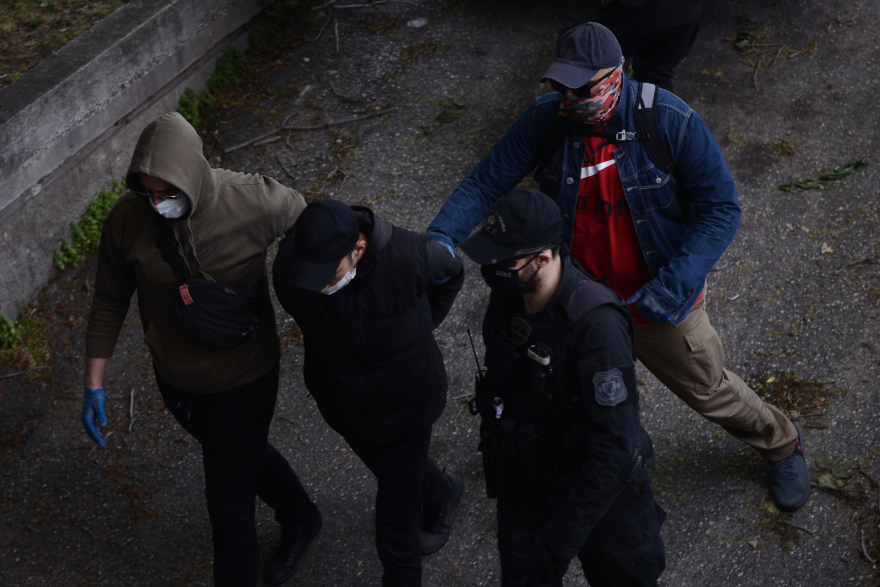 Καλαμαριά: Στον εισαγγελέα υπό δρακόντεια μέτρα ασφαλείας oι δύο αντιεξουσιαστές