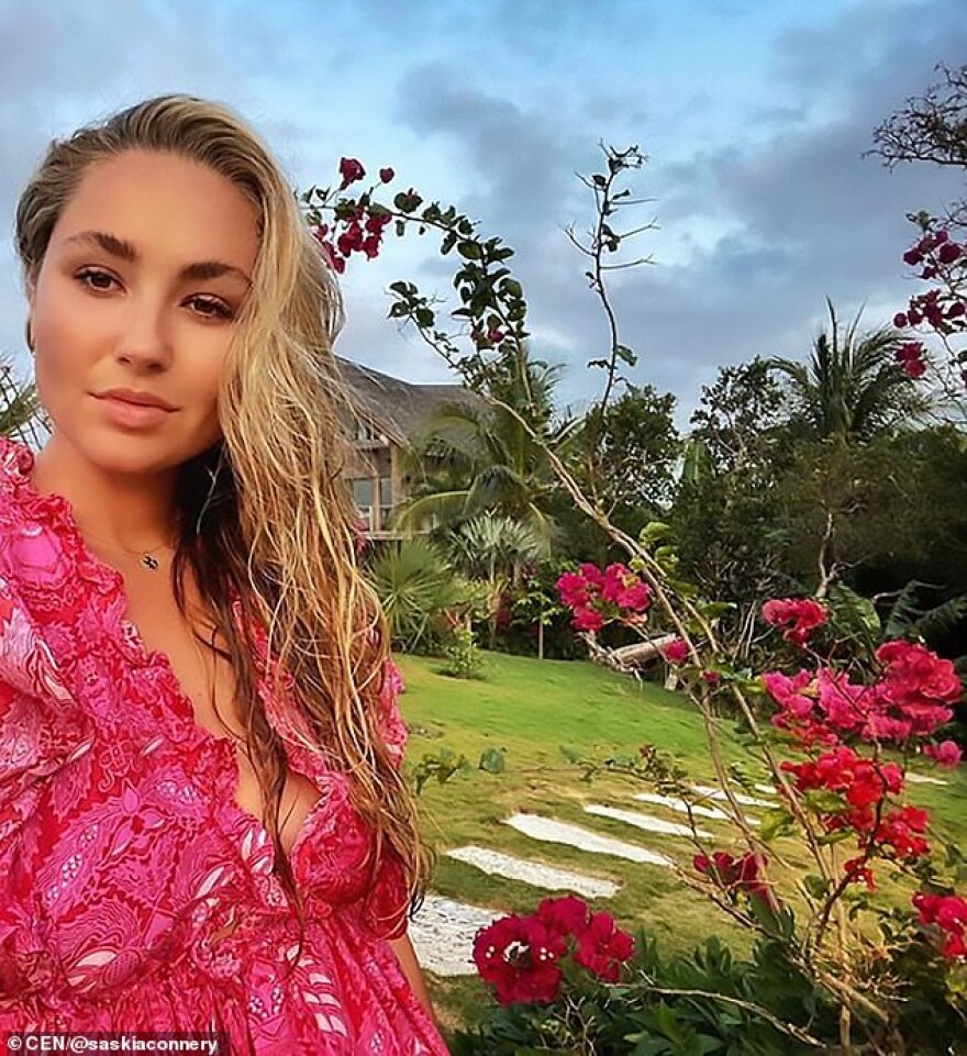 Σάσκια Κόνερι: Η καλλονή εγγονή του Σον Κόνερι σε καραντίνα του ονείρου στις Μπαχάμες