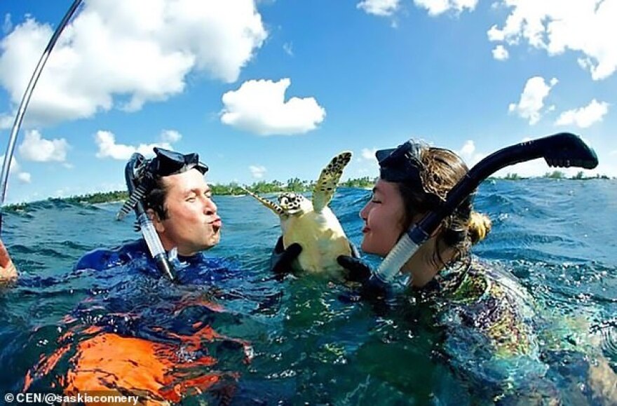 Σάσκια Κόνερι: Η καλλονή εγγονή του Σον Κόνερι σε καραντίνα του ονείρου στις Μπαχάμες