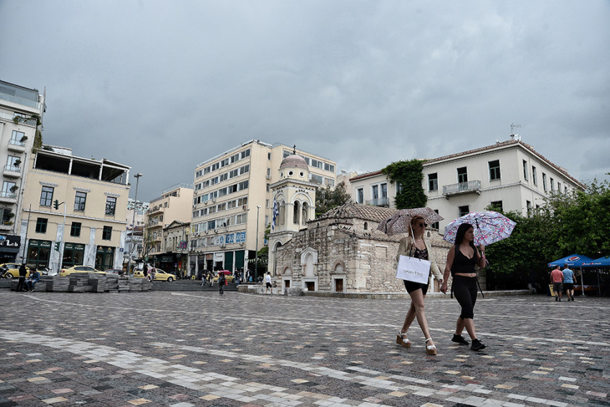 Καιρός: Ισχυρή καταιγίδα με κεραυνούς χτυπά την Αττική - Πώς θα εξελιχθούν τα φαινόμενα