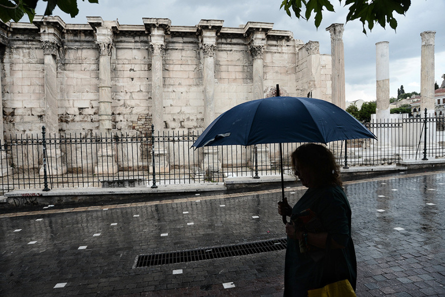 Καιρός: Ισχυρή καταιγίδα με κεραυνούς χτυπά την Αττική - Πώς θα εξελιχθούν τα φαινόμενα