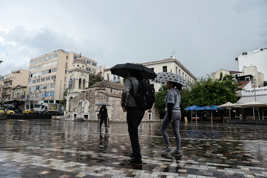 Καιρός: Ισχυρή καταιγίδα με κεραυνούς χτυπά την Αττική - Πώς θα εξελιχθούν τα φαινόμενα