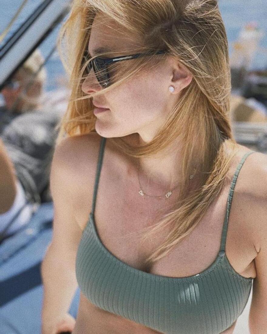 Μπαρ Ραφαέλι: Η σαγηνευτική γοργόνα από το Ισραήλ κάνει ηλιοθεραπεία