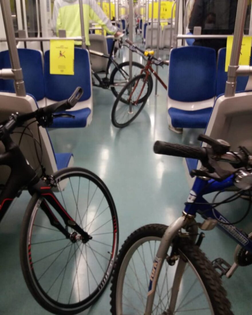 Η Θεοφανία Παπαθωμά... γυρίζει την Αθήνα με το Μετρό και το ποδήλατό της 