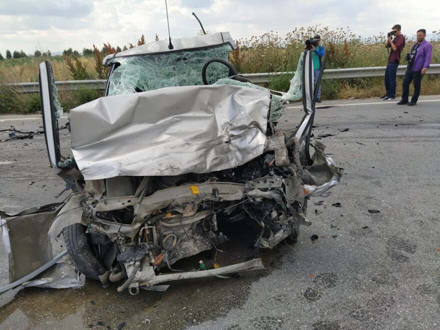 Σφοδρή σύγκρουση ΙΧ με φορτηγό στη Λάρισα: Νεκρός ο οδηγός του αυτοκινήτου