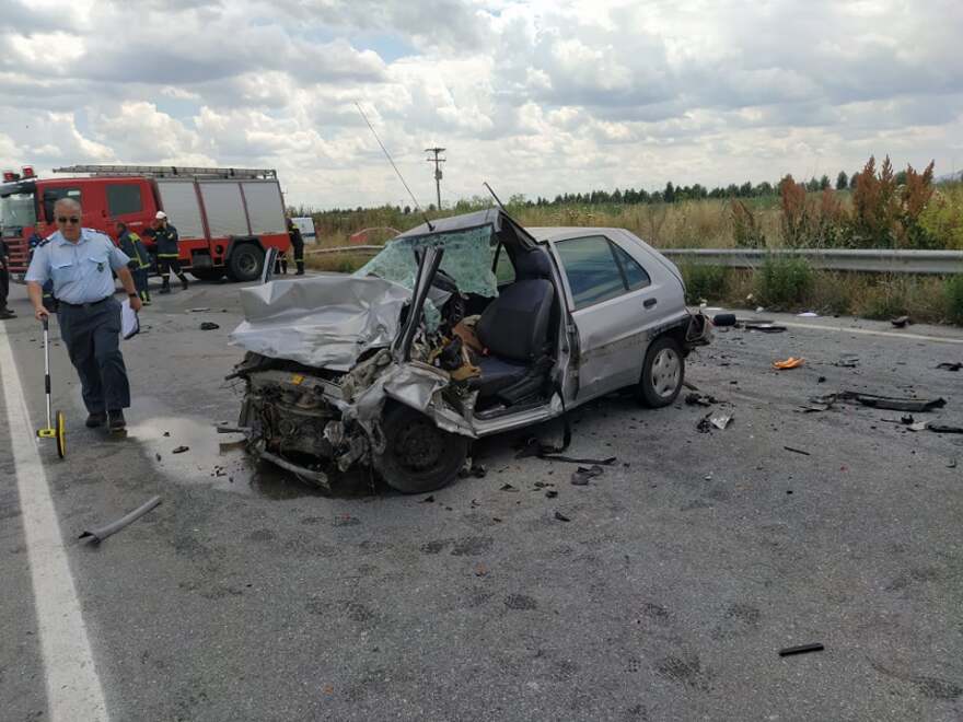 Σφοδρή σύγκρουση ΙΧ με φορτηγό στη Λάρισα: Νεκρός ο οδηγός του αυτοκινήτου