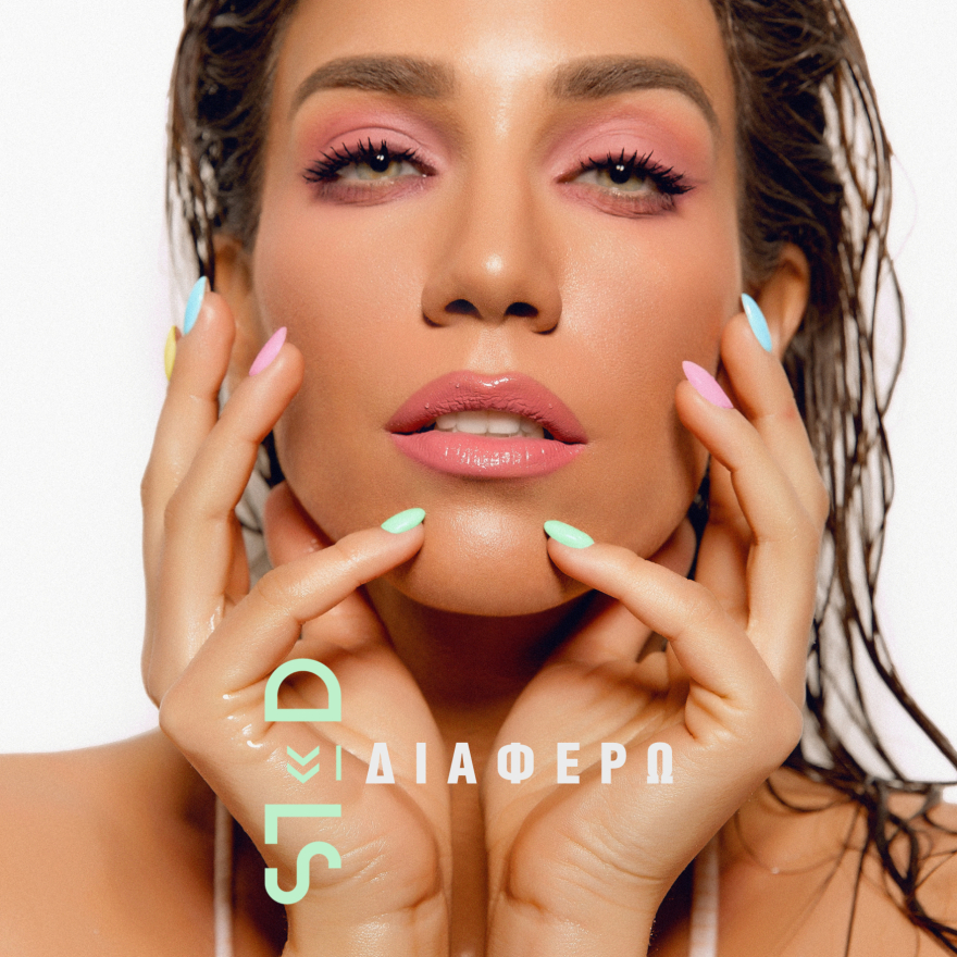 Κατερίνα Στικούδη: Επιστρέφει και… «διαφέρει»