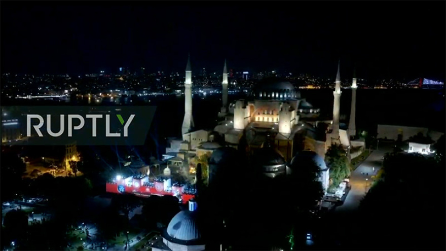 Προκλητική φιέστα Ερντογάν για την Άλωση της Πόλης - Διάβασαν το Κοράνι μέσα στην Αγιά Σοφιά