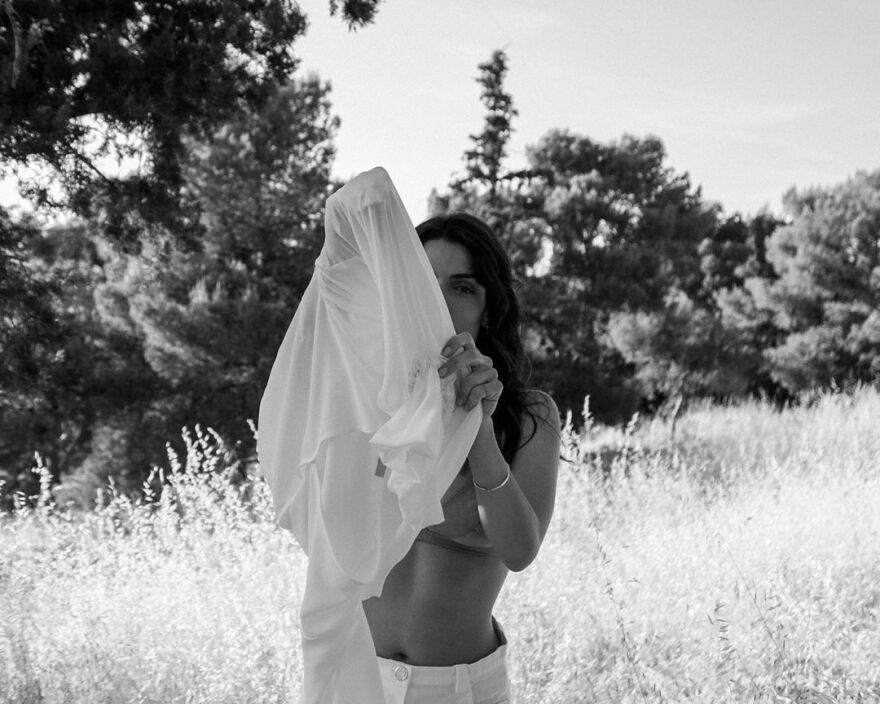 Τόνια Σωτηροπούλου: Νέα αισθησιακή φωτογράφιση στη φύση  