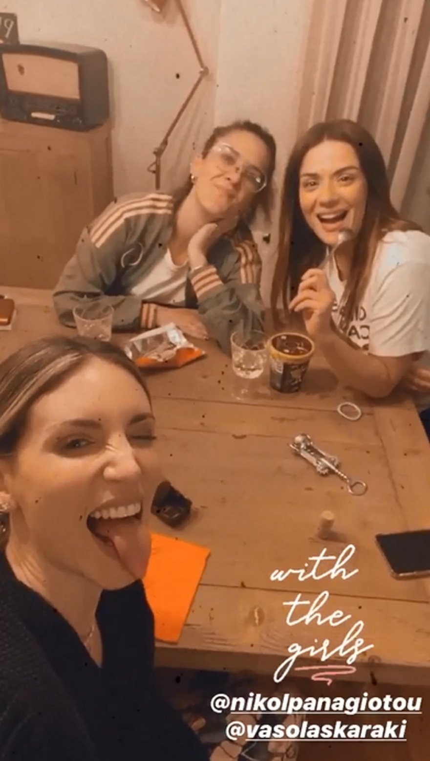 Βάσω Λασκαράκη - Αθηνά Οικονομάκου: Reunion για τις δύο κολλητές με κρασί και παγωτό 