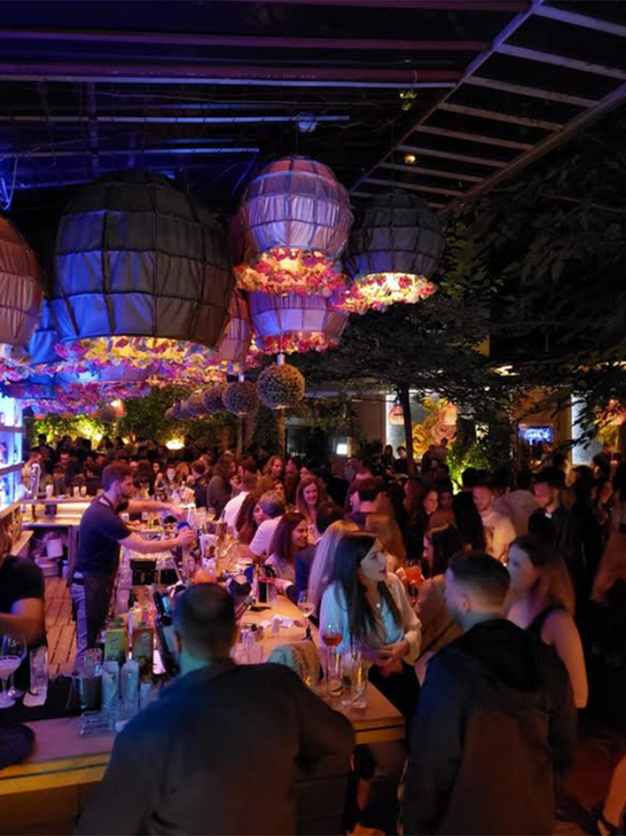 Ο ένας πάνω στον άλλον στα μπαρ των Αθηνών, της Μυκόνου και της Ρόδου 