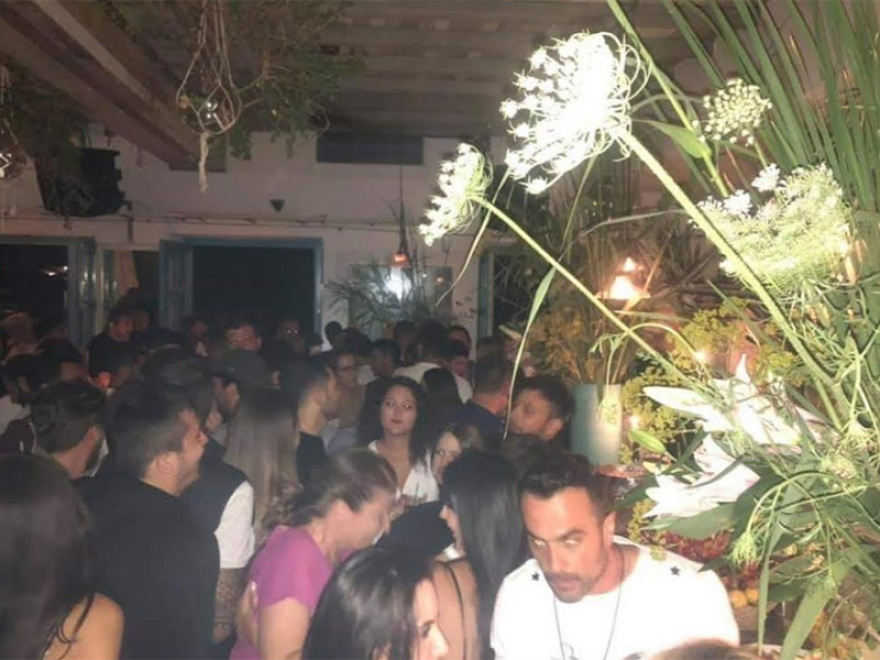 Ο ένας πάνω στον άλλον στα μπαρ των Αθηνών, της Μυκόνου και της Ρόδου 