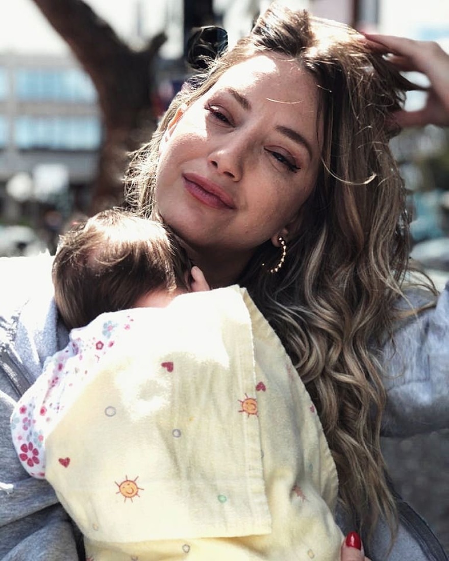 Εύα Τσάχρα: Ποζάρει αγκαλιά με τη δύο μηνών κορούλα της 