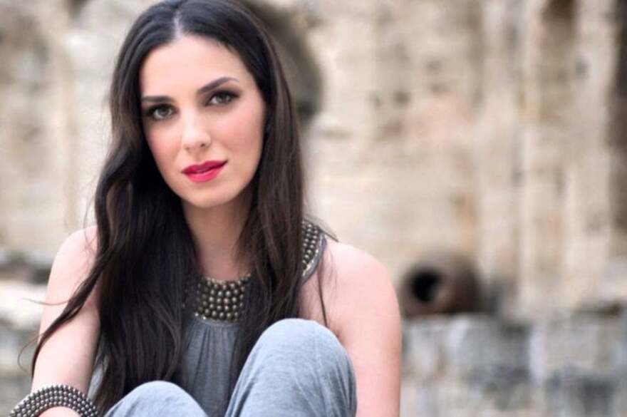 ΘΕΜΑ 104.6: Η Φωτεινή Δάρρα ερμηνεύει το νέο τραγούδι από την εκπομπή «Μεταξύ σοβαρού κι αστείου»