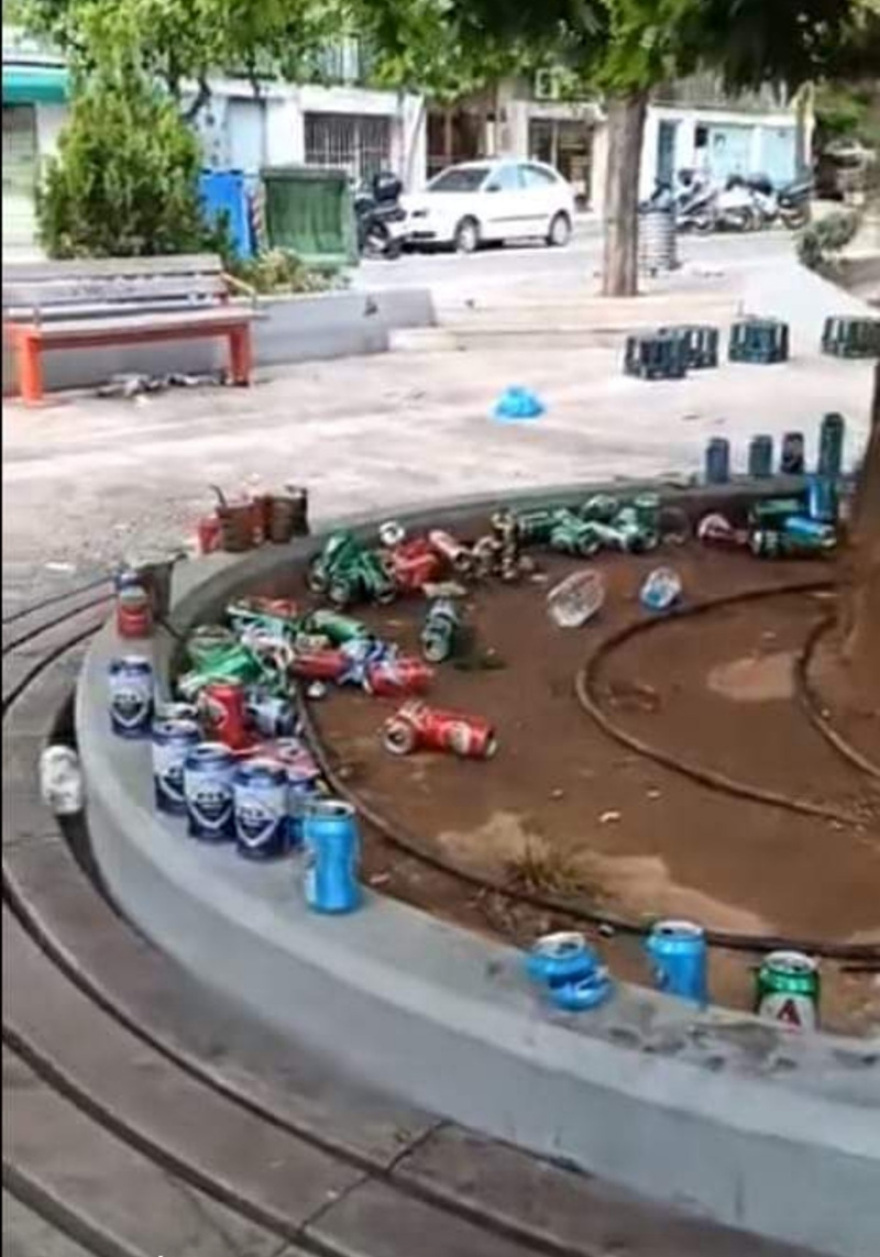 Σκουπιδότοπο έκαναν την πλατεία Βαρνάβα οι θαμώνες που συγκεντρώνονται τη νύχτα
