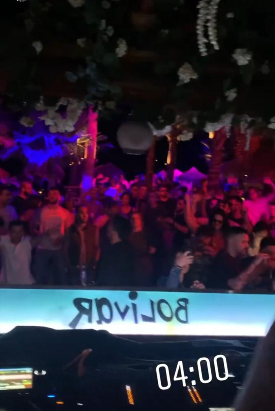 Δείτε βίντεο: Απίστευτος συνωστισμός σε μπαρ και πλατείες - Υπαίθρια πάρτι και συναυλίες με γνωστούς Djs