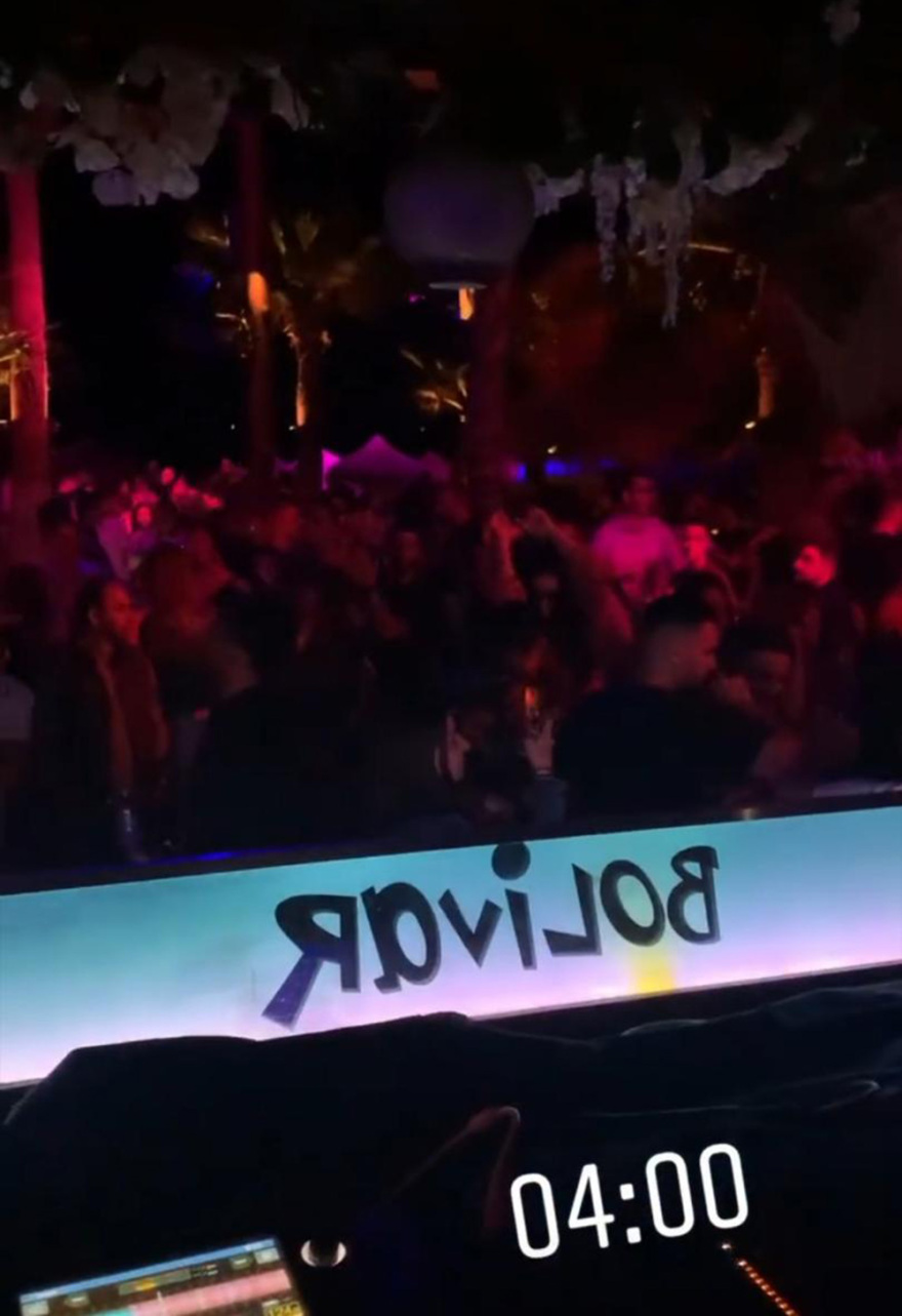 Δείτε βίντεο: Απίστευτος συνωστισμός σε μπαρ και πλατείες - Υπαίθρια πάρτι και συναυλίες με γνωστούς Djs