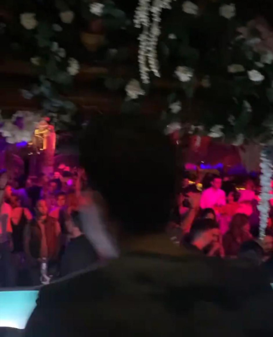 Δείτε βίντεο: Απίστευτος συνωστισμός σε μπαρ και πλατείες - Υπαίθρια πάρτι και συναυλίες με γνωστούς Djs