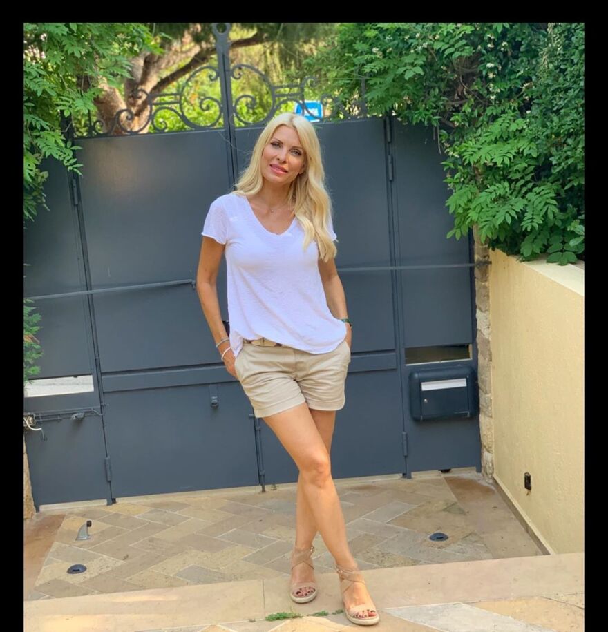 Η «καλημέρα» της Ελένης Μενεγάκη, ποζάροντας στην είσοδο του σπιτιού της