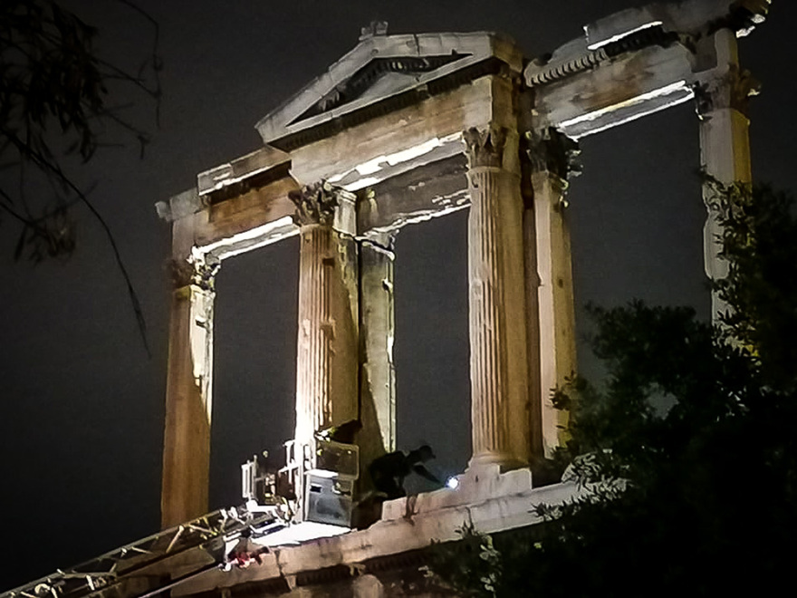 Drone κόλλησε στην Πύλη του Αδριανού - Δείτε φωτογραφίες