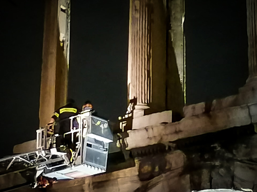 Drone κόλλησε στην Πύλη του Αδριανού - Δείτε φωτογραφίες