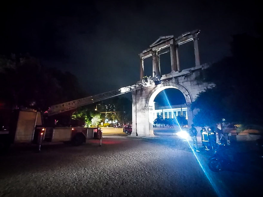 Drone κόλλησε στην Πύλη του Αδριανού - Δείτε φωτογραφίες