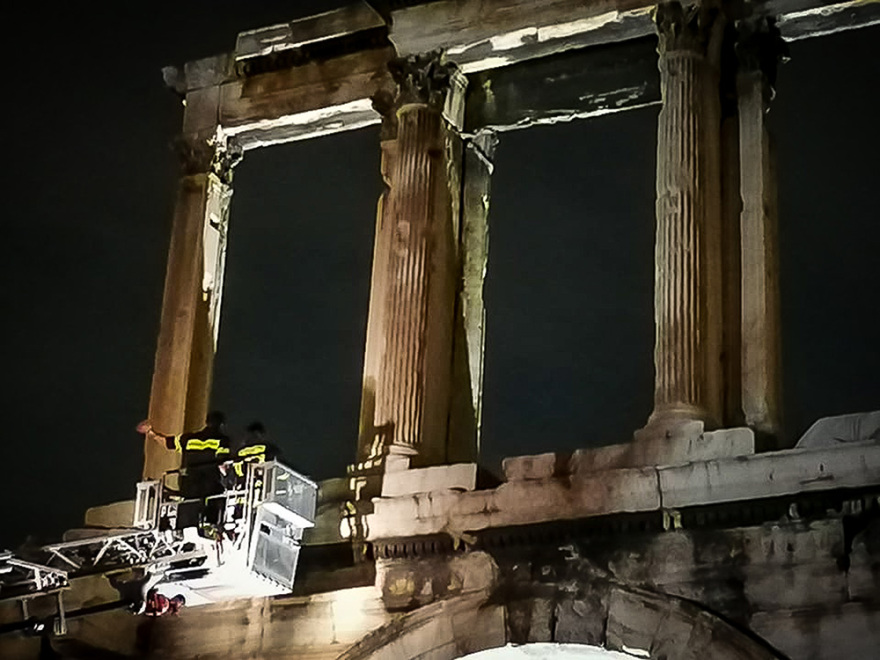 Drone κόλλησε στην Πύλη του Αδριανού - Δείτε φωτογραφίες