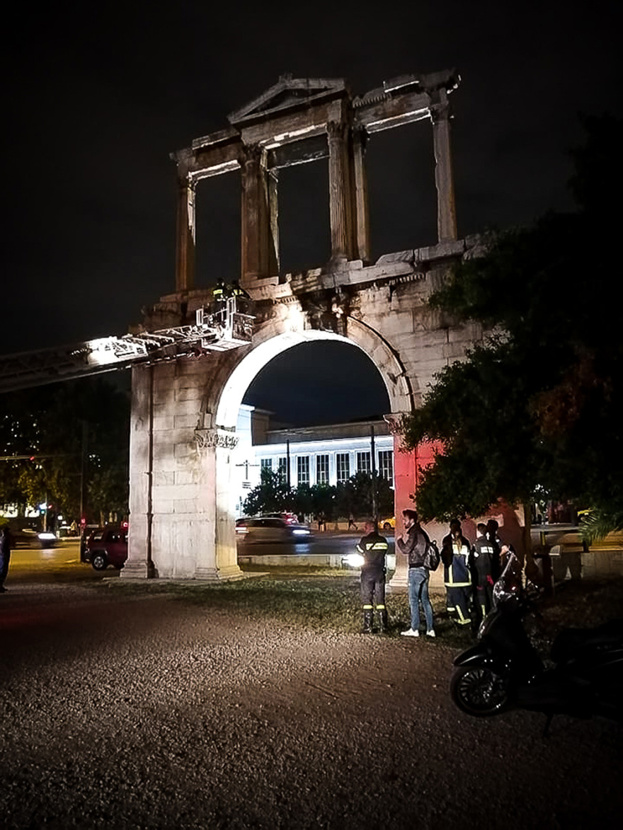 Drone κόλλησε στην Πύλη του Αδριανού - Δείτε φωτογραφίες