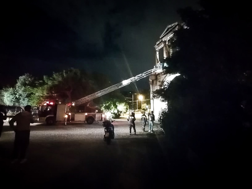 Drone κόλλησε στην Πύλη του Αδριανού - Δείτε φωτογραφίες