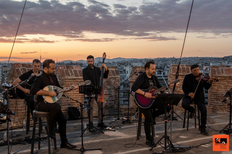 Κώστας Μακεδόνας: Ανεβαίνει και τραγουδάει πάνω στον Λευκό Πύργο 