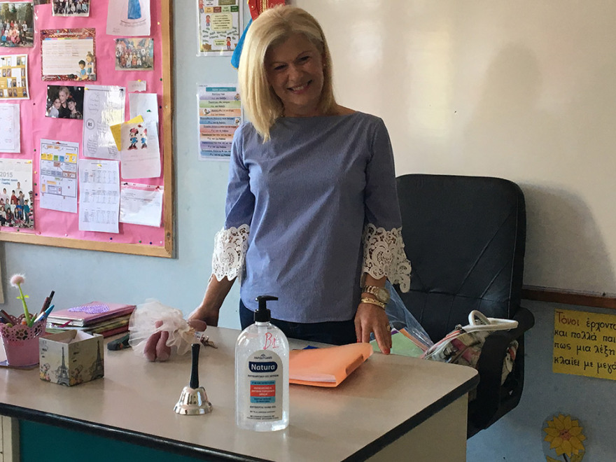 Πρώτο κουδούνι για δημοτικά με αποστάσεις και αντισηπτικά - Δείτε βίντεο και φωτογραφίες 