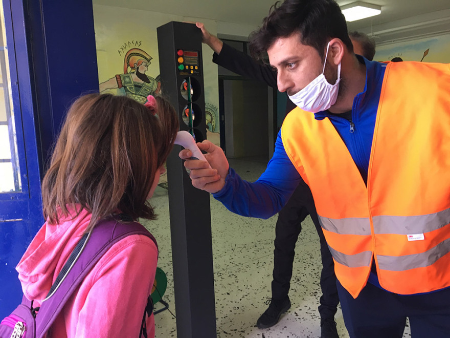 Πρώτο κουδούνι για δημοτικά με αποστάσεις και αντισηπτικά - Δείτε βίντεο και φωτογραφίες 