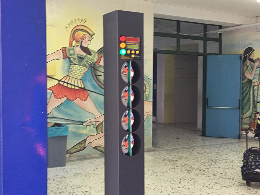 Πρώτο κουδούνι για δημοτικά με αποστάσεις και αντισηπτικά - Δείτε βίντεο και φωτογραφίες 